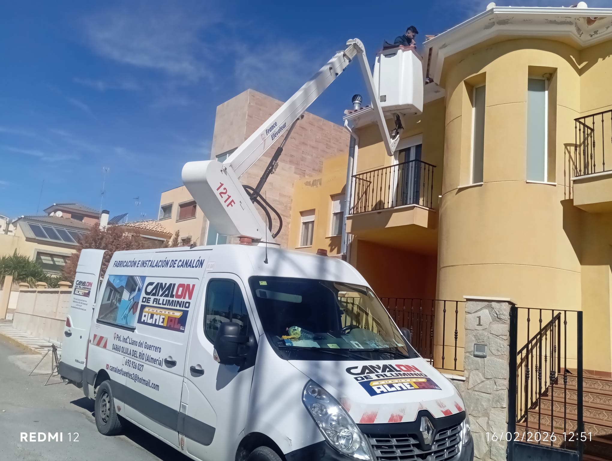Grúa trabajando en instalación